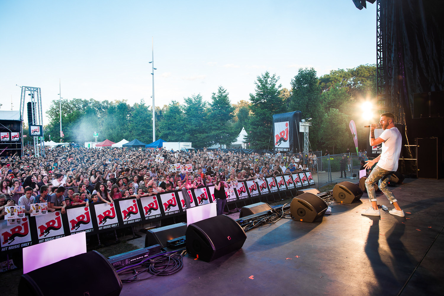 Photo de Keen'V sur scène pour le reportage au NRJ Music Tour
