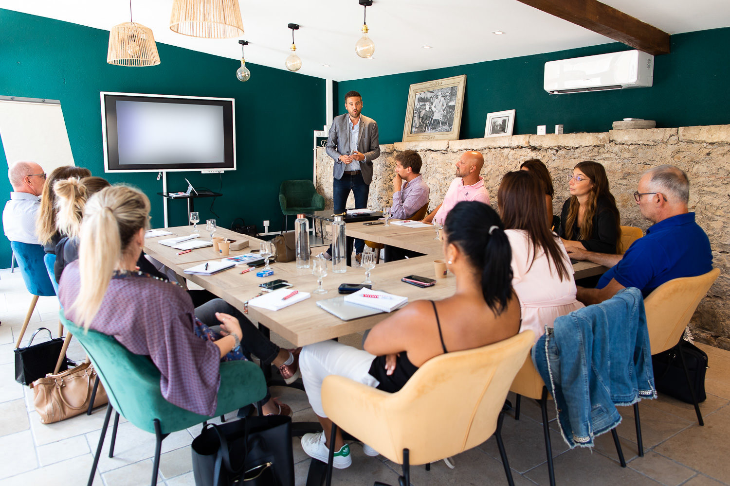Photo reportage sur une activité de groupe en séminaire d'entreprise