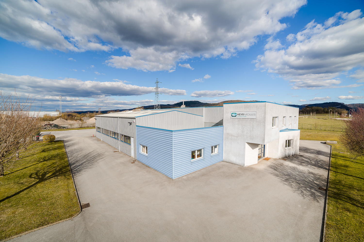 Photo du bâtiment d'une entreprise industrielle à Oyonnax