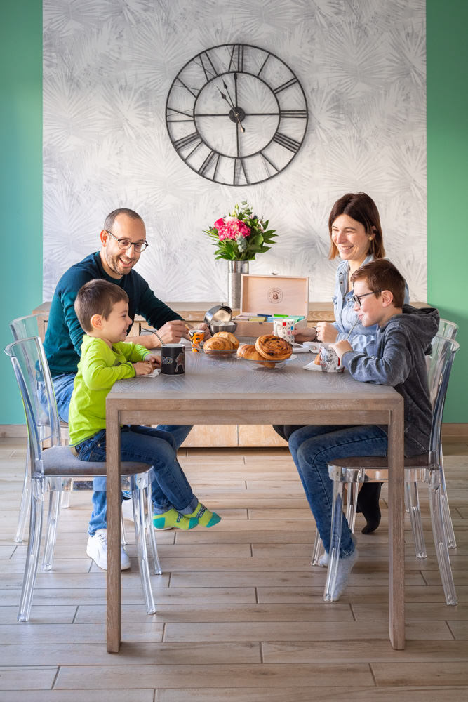 Photo de famille pour la couverture d'un magazine d'agence immobilière