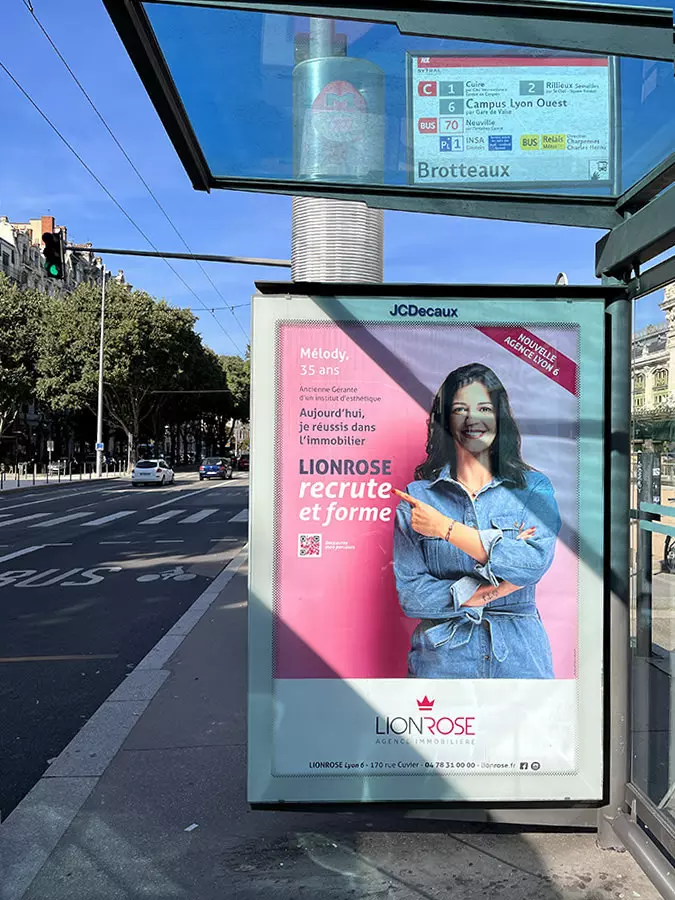 Affiches des portraits dans Lyon pour le recrutement de l'agence immobilière Lionrose