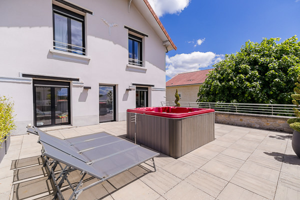 Photo immobilière sur une maison avec jacuzzi sur un toit-terrasse
