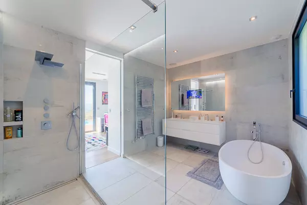 Shooting immobilier sur une salle de bain d'une villa de luxe près de Lyon